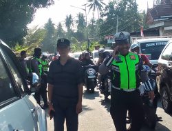 Perayaan Maulid Di Desa Galung Tulu Balanipa Sempat Memacetkan Arus Lalu Lintas,Personel Polres Polman Sibuk Atur Arus Kendaraan 