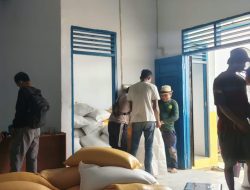 Bhabinkamtibmas Polsek Tutar Hadiri Penyaluran JADUP Beras Bagi Warga Transmigrasi SP 1 Taramanu Tua Polman