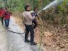 RESPON CEPAT POLSEK TANETE RIAJA TANGANI KEBAKARAN LAHAN DAN KEBUN DI JALAN POROS PEKKAE–SOPPENG