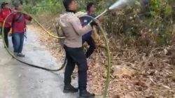 RESPON CEPAT POLSEK TANETE RIAJA TANGANI KEBAKARAN LAHAN DAN KEBUN DI JALAN POROS PEKKAE–SOPPENG