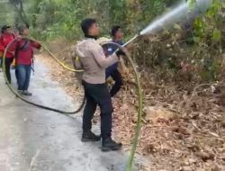 RESPON CEPAT POLSEK TANETE RIAJA TANGANI KEBAKARAN LAHAN DAN KEBUN DI JALAN POROS PEKKAE–SOPPENG