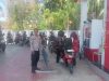 Gerak cepat anggota polsek mallusetasi mengatur kendaraan yang mengantri di SPBU cilellang
