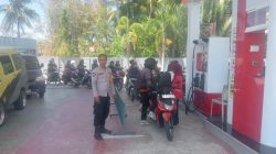 Gerak cepat anggota polsek mallusetasi mengatur kendaraan yang mengantri di SPBU cilellang
