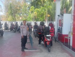 Gerak cepat anggota polsek mallusetasi mengatur kendaraan yang mengantri di SPBU cilellang