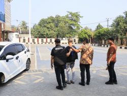 Penyidik Polres Barru Serahkan AMS Tersangka Pencurian Ke Kejari Negeri Barru