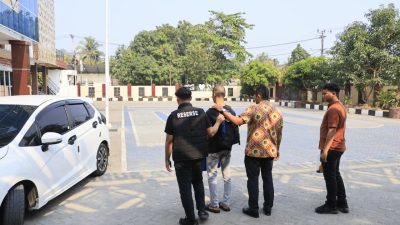 Penyidik Polres Barru Serahkan AMS Tersangka Pencurian Ke Kejari Negeri Barru