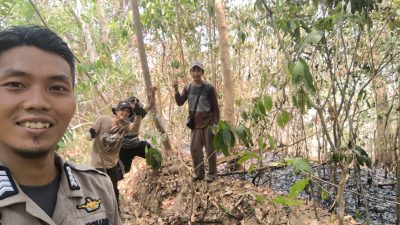 RESPONS CEPAT BHABINKAMTIBMAS POLSEK TANETE RIAJA BERSAMA WARGA PADAMKAN KEBAKARAN LAHAN PERKEBUNAN SELUAS 1 HEKTARE DI BARRU