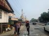 RESPONS CEPAT POLSEK BALUSU BERSAMA DAMKAR DAN WARGA BERSIHKAN TUMPAHAN SOLAR DI JALAN POROS MAKASSAR–PAREPARE