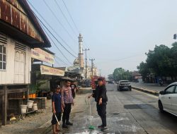 RESPONS CEPAT POLSEK BALUSU BERSAMA DAMKAR DAN WARGA BERSIHKAN TUMPAHAN SOLAR DI JALAN POROS MAKASSAR–PAREPARE