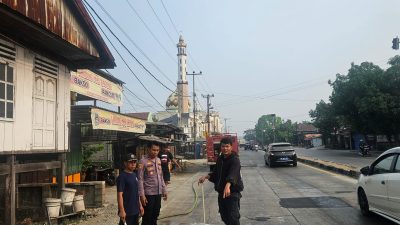 RESPONS CEPAT POLSEK BALUSU BERSAMA DAMKAR DAN WARGA BERSIHKAN TUMPAHAN SOLAR DI JALAN POROS MAKASSAR–PAREPARE