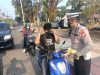 CEGAH DAMPAK ASAP KARHUTLA, SAT LANTAS POLRES BARRU BAGIKAN MASKER KEPADA MASYARAKAT DAN PENGGUNA JALAN