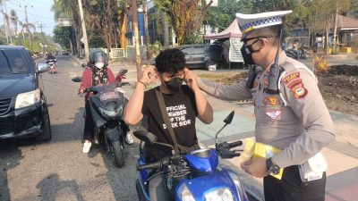 CEGAH DAMPAK ASAP KARHUTLA, SAT LANTAS POLRES BARRU BAGIKAN MASKER KEPADA MASYARAKAT DAN PENGGUNA JALAN