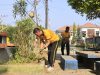 DUKUNG PROGRAM GREEN POLICING, KAPOLRES BARRU PIMPIN PERSONEL BERSIHKAN ALUN-ALUN COLLI PUJIE