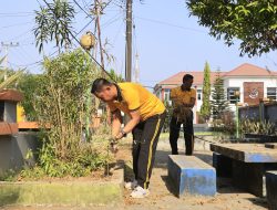 DUKUNG PROGRAM GREEN POLICING, KAPOLRES BARRU PIMPIN PERSONEL BERSIHKAN ALUN-ALUN COLLI PUJIE