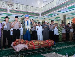 WUJUD KEPEDULIAN DAN EMPATI, KAPOLRES BARRU AKBP SURYO WIBOWO IKUT SALAT JENAZAH WARGA TAKKALASI