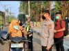 RESPONS CEPAT DAN PEDULI KESELAMATAN, KAPOLRES BARRU TURUN LANGSUNG ATUR LALU LINTAS PAGI HARI DAN BAGIKAN MASKER KEPADA PENGENDARA