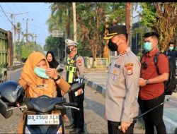 RESPONS CEPAT DAN PEDULI KESELAMATAN, KAPOLRES BARRU TURUN LANGSUNG ATUR LALU LINTAS PAGI HARI DAN BAGIKAN MASKER KEPADA PENGENDARA