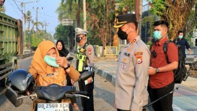 RESPONS CEPAT DAN PEDULI KESELAMATAN, KAPOLRES BARRU TURUN LANGSUNG ATUR LALU LINTAS PAGI HARI DAN BAGIKAN MASKER KEPADA PENGENDARA